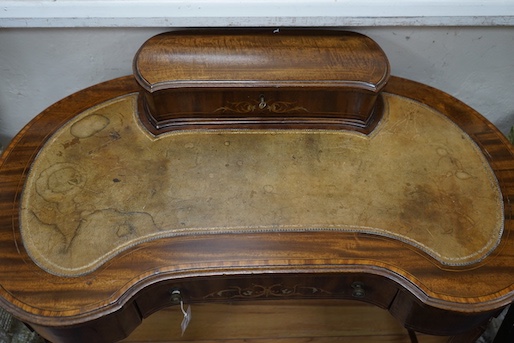 An Edwardian satinwood banded marquetry inlaid mahogany kidney shaped writing desk, width 89cm, depth 48cm, height 81cm